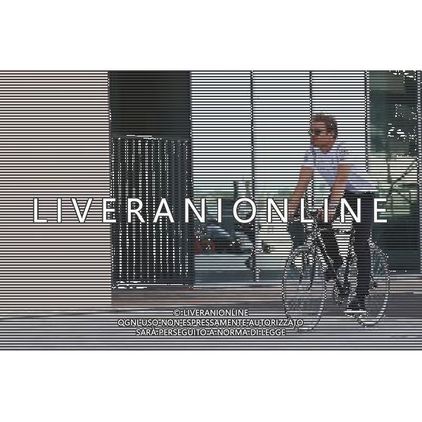 Nico Rosberg (GER) Mercedes AMG F1 on a bicycle. 24.11.2016. Formula 1 World Championship, Rd 21, Abu Dhabi Grand Prix, Yas Marina Circuit, Abu Dhabi, Preparation Day. AG ALDO LIVERANI SAS ONLY ITALY