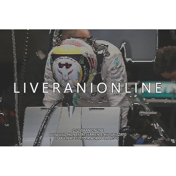 Lewis Hamilton (GBR) Mercedes AMG F1 W07 Hybrid with a tribute on his helmet to Dr. Aki Hintsa (FIN). 25.11.2016. Formula 1 World Championship, Rd 21, Abu Dhabi Grand Prix, Yas Marina Circuit, Abu Dhabi, Practice Day. AG ALDO LIVERANI SAS ONLY ITALY