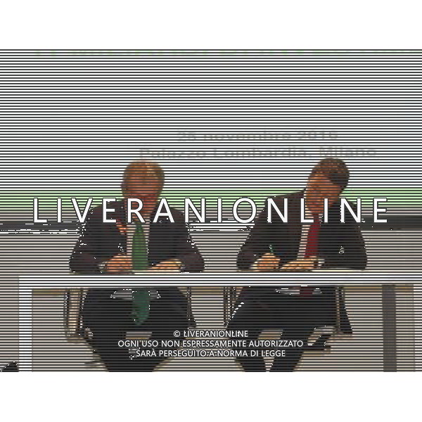 Milano ( MI ) 25/11/2016 Palazzo Lombardia, firma per il Patto per la Lombardia Nella foto: Roberto Maroni e Matteo Renzi firmano il patto per la Lombardia PH Lauro Montagnini *** Local Caption *** / AGENZIA ALDO LIVERANI SAS / AGENZIA ALDO LIVERANI SAS