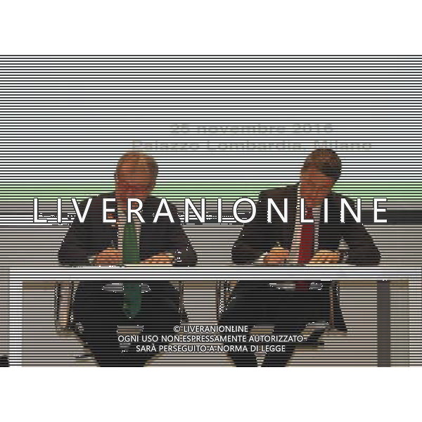 Milano ( MI ) 25/11/2016 Palazzo Lombardia, firma per il Patto per la Lombardia Nella foto: Roberto Maroni e Matteo Renzi firmano il patto per la Lombardia PH Lauro Montagnini *** Local Caption *** / AGENZIA ALDO LIVERANI SAS / AGENZIA ALDO LIVERANI SAS