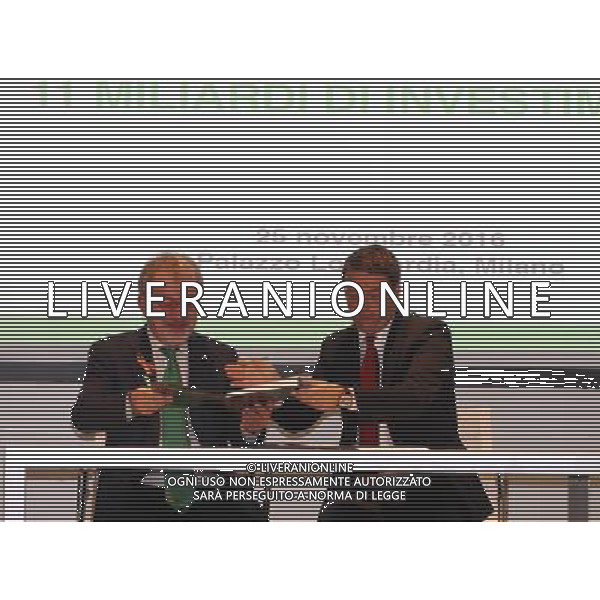 Milano ( MI ) 25/11/2016 Palazzo Lombardia, firma per il Patto per la Lombardia Nella foto: Roberto Maroni e Matteo Renzi firmano il patto per la Lombardia PH Lauro Montagnini *** Local Caption *** / AGENZIA ALDO LIVERANI SAS / AGENZIA ALDO LIVERANI SAS