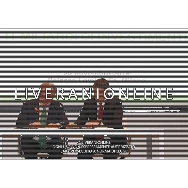 Milano ( MI ) 25/11/2016 Palazzo Lombardia, firma per il Patto per la Lombardia Nella foto: Roberto Maroni e Matteo Renzi firmano il patto per la Lombardia PH Lauro Montagnini *** Local Caption *** / AGENZIA ALDO LIVERANI SAS / AGENZIA ALDO LIVERANI SAS