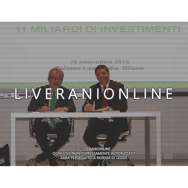 Milano ( MI ) 25/11/2016 Palazzo Lombardia, firma per il Patto per la Lombardia Nella foto: Roberto Maroni e Matteo Renzi firmano il patto per la Lombardia PH Lauro Montagnini *** Local Caption *** / AGENZIA ALDO LIVERANI SAS / AGENZIA ALDO LIVERANI SAS
