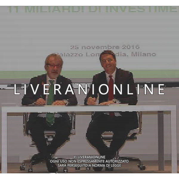 Milano ( MI ) 25/11/2016 Palazzo Lombardia, firma per il Patto per la Lombardia Nella foto: Roberto Maroni e Matteo Renzi firmano il patto per la Lombardia PH Lauro Montagnini *** Local Caption *** / AGENZIA ALDO LIVERANI SAS / AGENZIA ALDO LIVERANI SAS