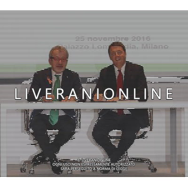 Milano ( MI ) 25/11/2016 Palazzo Lombardia, firma per il Patto per la Lombardia Nella foto: Roberto Maroni e Matteo Renzi firmano il patto per la Lombardia PH Lauro Montagnini *** Local Caption *** / AGENZIA ALDO LIVERANI SAS / AGENZIA ALDO LIVERANI SAS
