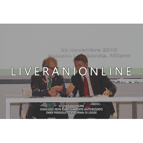 Milano ( MI ) 25/11/2016 Palazzo Lombardia, firma per il Patto per la Lombardia Nella foto: Roberto Maroni e Matteo Renzi firmano il patto per la Lombardia PH Lauro Montagnini *** Local Caption *** / AGENZIA ALDO LIVERANI SAS / AGENZIA ALDO LIVERANI SAS