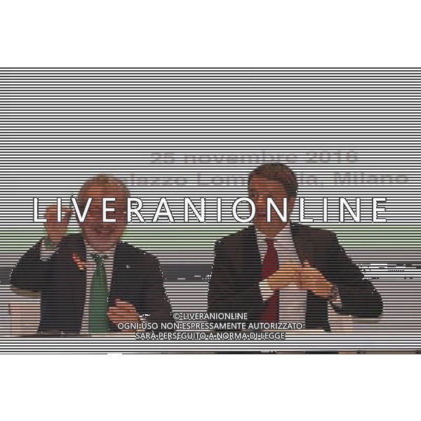 Milano ( MI ) 25/11/2016 Palazzo Lombardia, firma per il Patto per la Lombardia Nella foto: Roberto Maroni e Matteo Renzi firmano il patto per la Lombardia PH Lauro Montagnini *** Local Caption *** / AGENZIA ALDO LIVERANI SAS / AGENZIA ALDO LIVERANI SAS