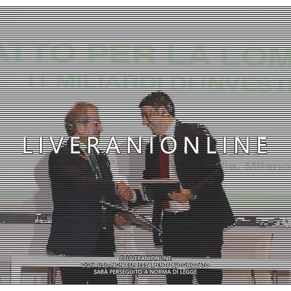 Milano ( MI ) 25/11/2016 Palazzo Lombardia, firma per il Patto per la Lombardia Nella foto: Roberto Maroni e Matteo Renzi si stringono la mano PH Lauro Montagnini *** Local Caption *** / AGENZIA ALDO LIVERANI SAS / AGENZIA ALDO LIVERANI SAS
