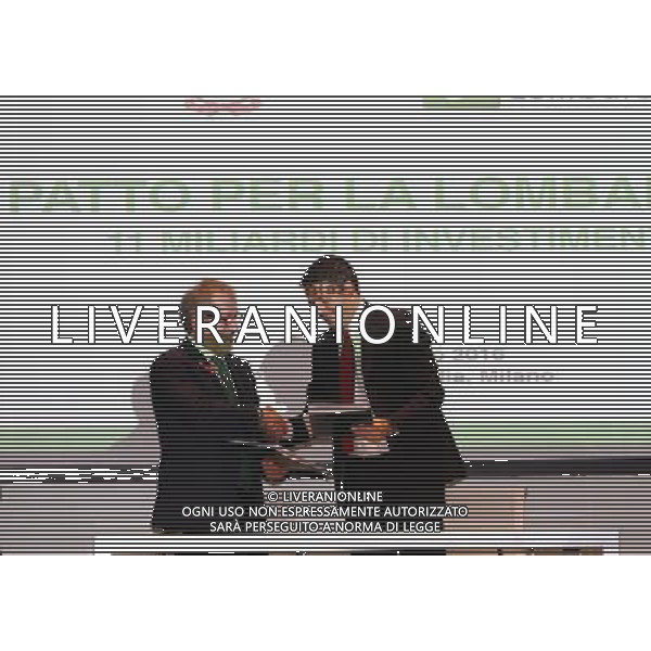 Milano ( MI ) 25/11/2016 Palazzo Lombardia, firma per il Patto per la Lombardia Nella foto: Roberto Maroni e Matteo Renzi si stringono la mano PH Lauro Montagnini *** Local Caption *** / AGENZIA ALDO LIVERANI SAS / AGENZIA ALDO LIVERANI SAS