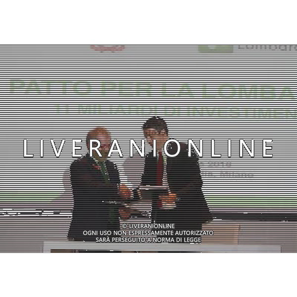 Milano ( MI ) 25/11/2016 Palazzo Lombardia, firma per il Patto per la Lombardia Nella foto: Roberto Maroni e Matteo Renzi si stringono la mano PH Lauro Montagnini *** Local Caption *** / AGENZIA ALDO LIVERANI SAS / AGENZIA ALDO LIVERANI SAS