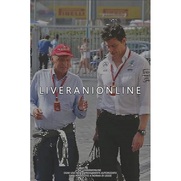 (L to R): Niki Lauda (AUT) Mercedes Non-Executive Chairman with Toto Wolff (GER) Mercedes AMG F1 Shareholder and Executive Director. 26.11.2016. Formula 1 World Championship, Rd 21, Abu Dhabi Grand Prix, Yas Marina Circuit, Abu Dhabi, Qualifying Day. AG ALDO LIVERANI SAS ONLY ITALY