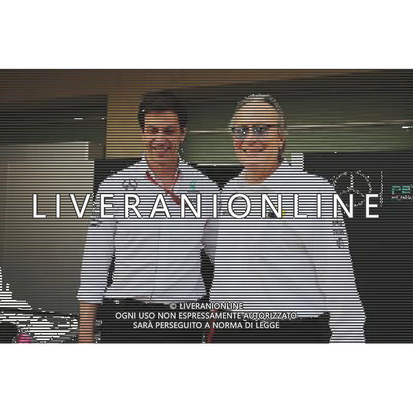 (L to R): Toto Wolff (GER) Mercedes AMG F1 Shareholder and Executive Director with Mansour Ojjeh, McLaren shareholder. 26.11.2016. Formula 1 World Championship, Rd 21, Abu Dhabi Grand Prix, Yas Marina Circuit, Abu Dhabi, Qualifying Day. AG ALDO LIVERANI SAS ONLY ITALY