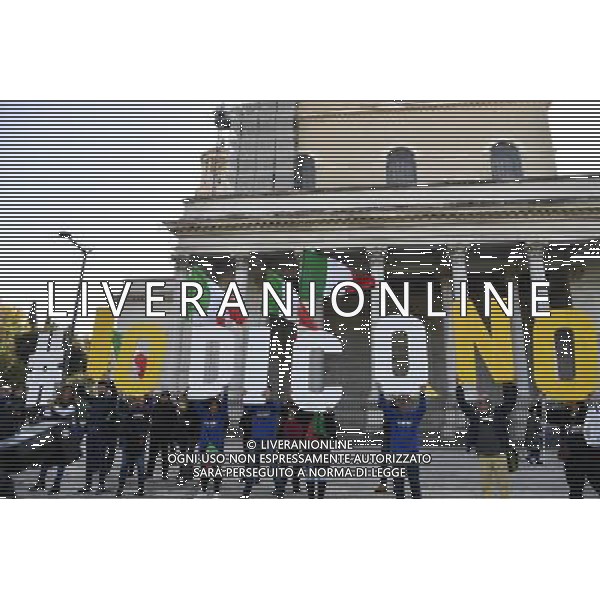 Minifestazione del M5S \' Io Dico No \' â€“ Roma 26.11.2016 - nella foto: Militanti con la scritta Io Dico No /Ph.Corradetti-Ag Aldo Liverani / AGENZIA ALDO LIVERANI SAS - Movimento 5 Stelle, Camminata per il No al referendum costituzionale a Roma 26 Novembre 2016
