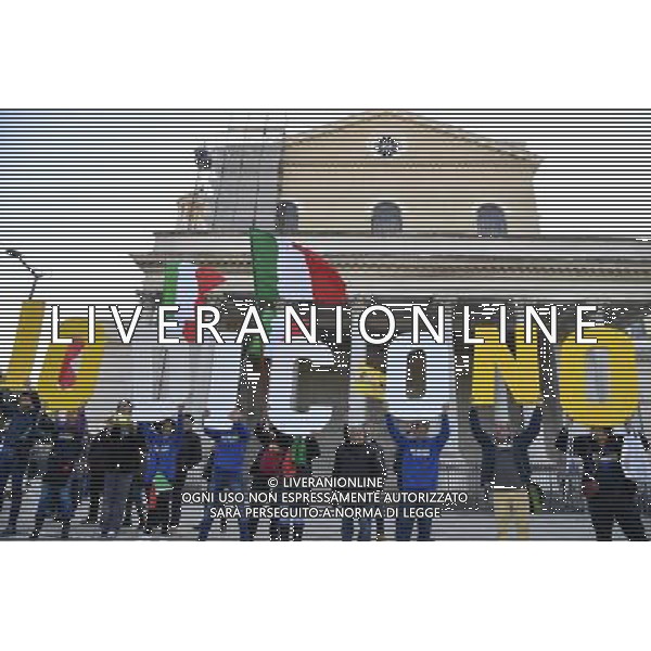 Minifestazione del M5S \' Io Dico No \' â€“ Roma 26.11.2016 - nella foto: Militanti con la scritta Io Dico No /Ph.Corradetti-Ag Aldo Liverani / AGENZIA ALDO LIVERANI SAS - Movimento 5 Stelle, Camminata per il No al referendum costituzionale a Roma 26 Novembre 2016