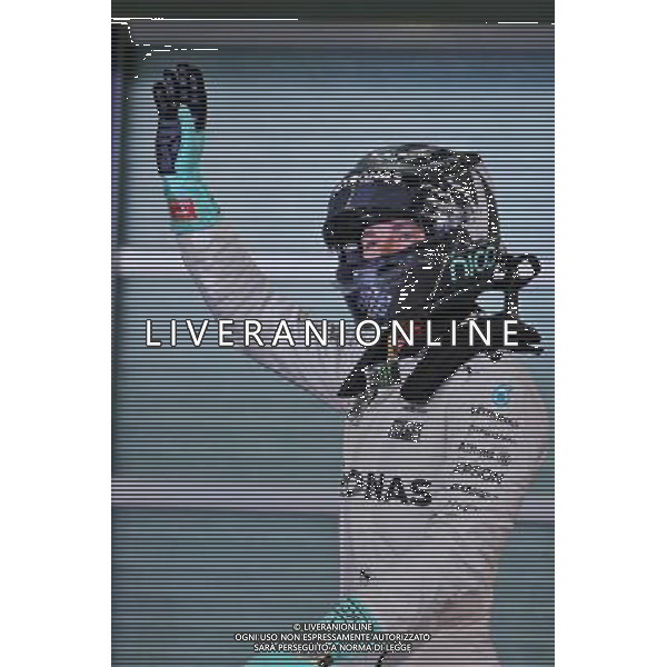 Nico Rosberg (GER) Mercedes AMG F1 celebrates his second position in qualifying parc ferme. 26.11.2016. Formula 1 World Championship, Rd 21, Abu Dhabi Grand Prix, Yas Marina Circuit, Abu Dhabi, Qualifying Day. AG ALDO LIVERANI SAS ONLY ITALY