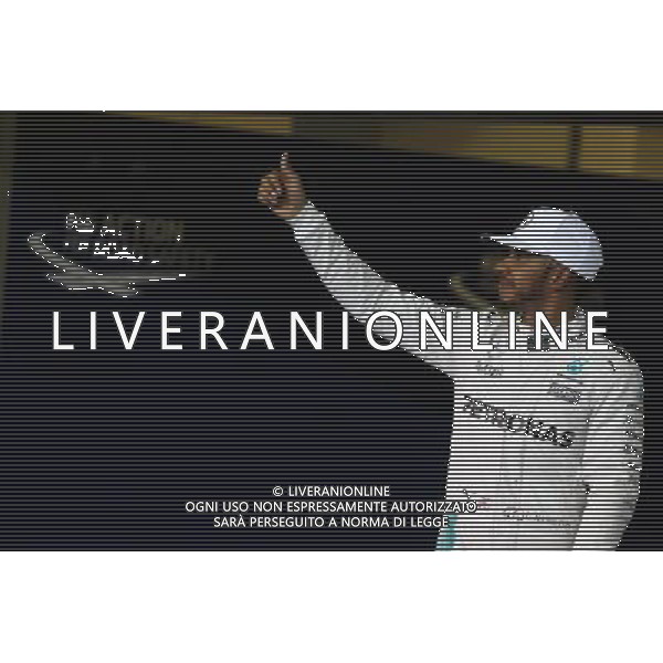 Lewis Hamilton (GBR) Mercedes AMG F1 celebrates his pole position in parc ferme. 26.11.2016. Formula 1 World Championship, Rd 21, Abu Dhabi Grand Prix, Yas Marina Circuit, Abu Dhabi, Qualifying Day. AG ALDO LIVERANI SAS ONLY ITALY