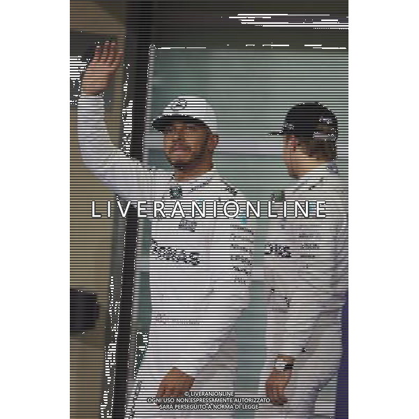 Lewis Hamilton (GBR) Mercedes AMG F1 celebrates his pole position in parc ferme. 26.11.2016. Formula 1 World Championship, Rd 21, Abu Dhabi Grand Prix, Yas Marina Circuit, Abu Dhabi, Qualifying Day. AG ALDO LIVERANI SAS ONLY ITALY