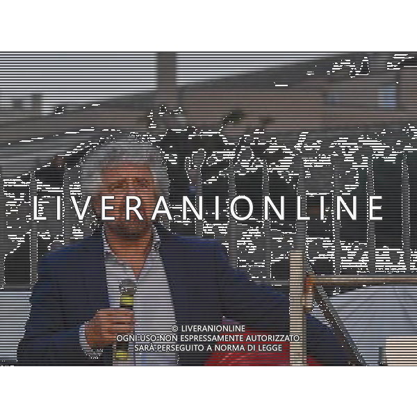 Manifestazione del M5S \' Io Dico No \' â€“ Roma 26.11.2016 - nella foto: Beppe Grillo sale sul palco con un cuore /Ph.Corradetti-Ag Aldo Liverani / AGENZIA ALDO LIVERANI SAS 