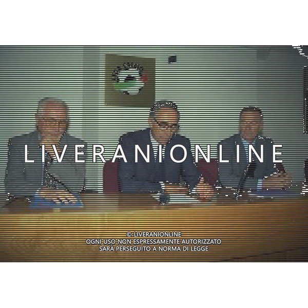 MILANO 29-09-1997 SEDE DELLA LEGA CALCIO IN VIA ROSSELLINI CONFERENZA STAMPA TRA LEGA CALCIO E AIC NELLA FOTO AZEGLIO VICINI FRANCO CARRARO E SERGIO CAMPANA AG ALDO LIVERANI SAS