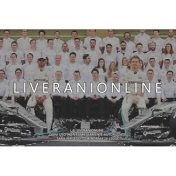 (L to R): Lewis Hamilton (GBR) Mercedes AMG F1 and team mate Nico Rosberg (GER) Mercedes AMG F1 W07 Hybrid at a team photograph. 27.11.2016. Formula 1 World Championship, Rd 21, Abu Dhabi Grand Prix, Yas Marina Circuit, Abu Dhabi, Race Day. AG ALDO LIVERANI SAS ONLY ITALY