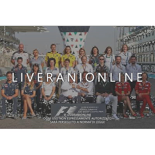 The teams media officers end of season photograph. 27.11.2016. Formula 1 World Championship, Rd 21, Abu Dhabi Grand Prix, Yas Marina Circuit, Abu Dhabi, Race Day. AG ALDO LIVERANI SAS ONLY ITALY