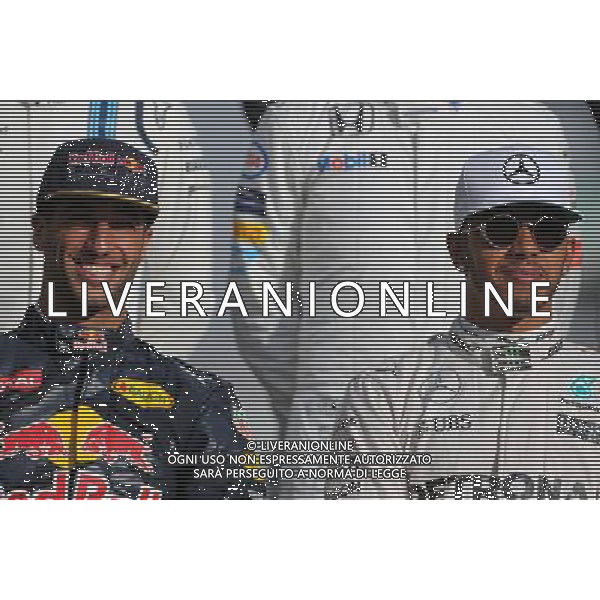 Daniel Ricciardo (AUS) Red Bull Racing and Lewis Hamilton (GBR) Mercedes AMG F1 27.11.2016. Formula 1 World Championship, Rd 21, Abu Dhabi Grand Prix, Yas Marina Circuit, Abu Dhabi, Race Day. AG ALDO LIVERANI SAS ONLY ITALY
