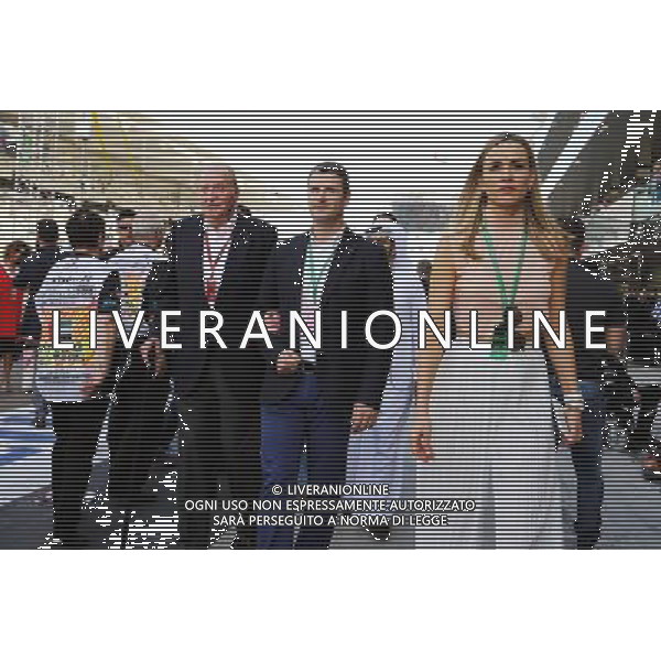 Former Spanish King Juan Carlos with Carmen Jorda (ESP) Renault Sport F1 Team Development Driver. 27.11.2016. Formula 1 World Championship, Rd 21, Abu Dhabi Grand Prix, Yas Marina Circuit, Abu Dhabi, Race Day. AG ALDO LIVERANI SAS ONLY ITALY