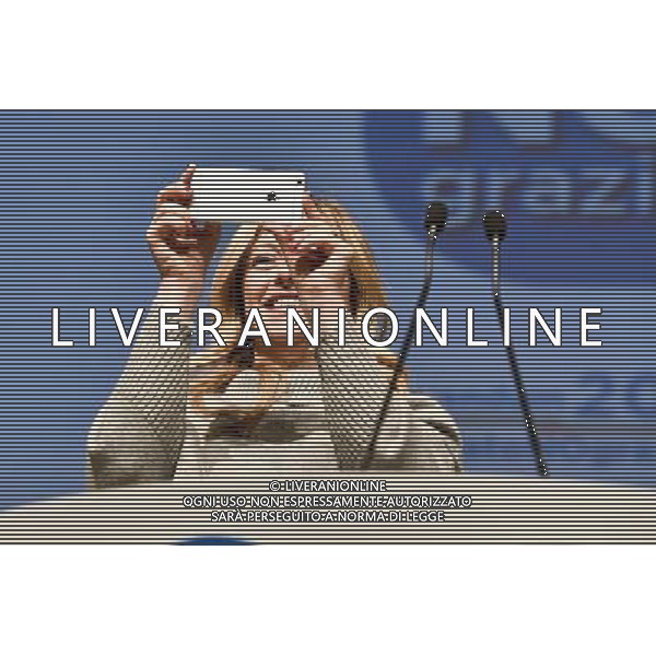 Tour della Sovranita\' - LE RAGIONI DEL NO GRAZIE! â€“ Roma 27.11.2016 - nella foto: Giorgia Meloni fotografa la platea /Ph.Corradetti-Ag Aldo Liverani/ AGENZIA ALDO LIVERANI SAS 