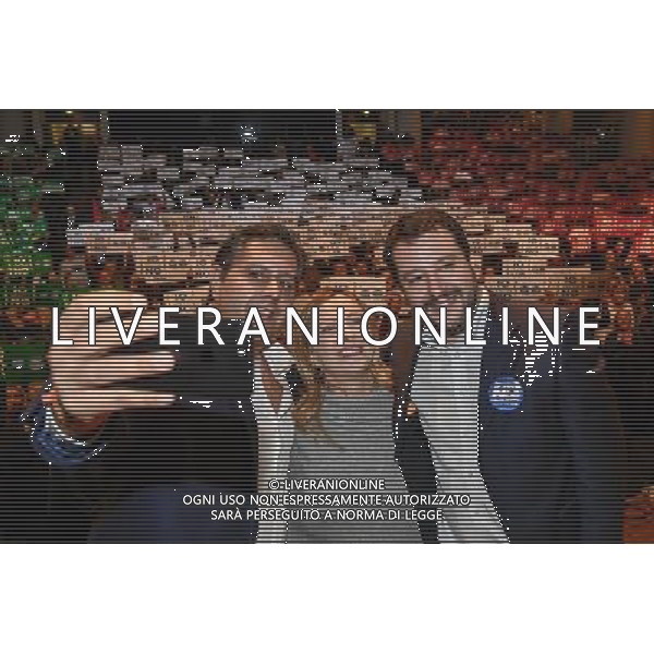 Tour della Sovranita\' - LE RAGIONI DEL NO GRAZIE! â€“ Roma 27.11.2016 - nella foto: Matteo Salvini Giorgia Meloni e Giovanni Toti posano per un selfie /Ph.Corradetti-Ag Aldo Liverani/ AGENZIA ALDO LIVERANI SAS 