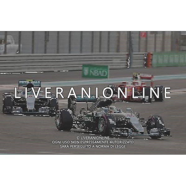 Lewis Hamilton (GBR) Mercedes AMG F1 W07 Hybrid leads the race. 27.11.2016. Formula 1 World Championship, Rd 21, Abu Dhabi Grand Prix, Yas Marina Circuit, Abu Dhabi, Race Day. AG ALDO LIVERANI SAS ONLY ITALY
