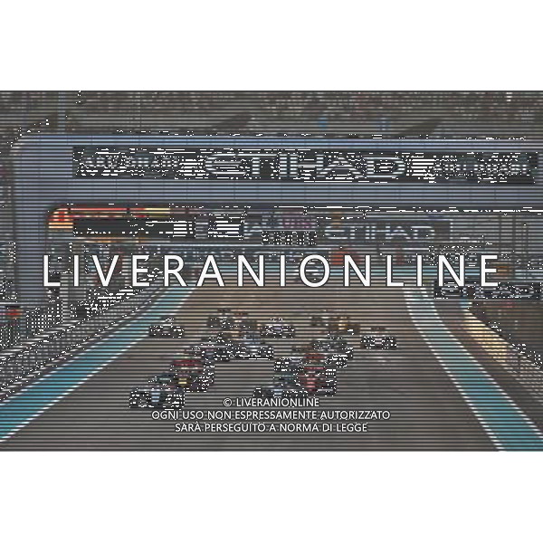 Lewis Hamilton (GBR) Mercedes AMG F1 W07 Hybrid leads at the start of the race. 27.11.2016. Formula 1 World Championship, Rd 21, Abu Dhabi Grand Prix, Yas Marina Circuit, Abu Dhabi, Race Day. AG ALDO LIVERANI SAS ONLY ITALY