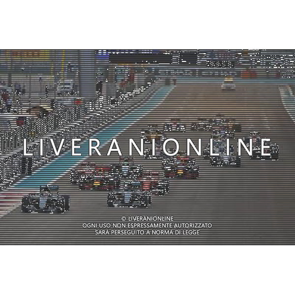 Lewis Hamilton (GBR) Mercedes AMG F1 W07 Hybrid leads at the start of the race. 27.11.2016. Formula 1 World Championship, Rd 21, Abu Dhabi Grand Prix, Yas Marina Circuit, Abu Dhabi, Race Day. AG ALDO LIVERANI SAS ONLY ITALY