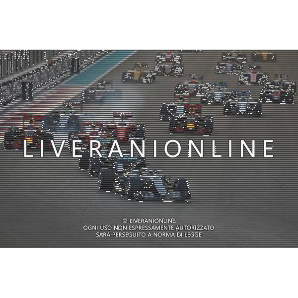 Lewis Hamilton (GBR) Mercedes AMG F1 W07 Hybrid leads at the start of the race. 27.11.2016. Formula 1 World Championship, Rd 21, Abu Dhabi Grand Prix, Yas Marina Circuit, Abu Dhabi, Race Day. AG ALDO LIVERANI SAS ONLY ITALY