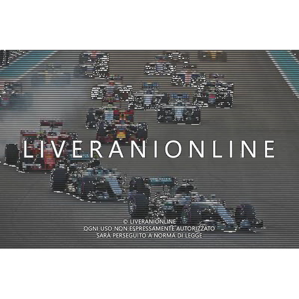 Lewis Hamilton (GBR) Mercedes AMG F1 W07 Hybrid leads at the start of the race. 27.11.2016. Formula 1 World Championship, Rd 21, Abu Dhabi Grand Prix, Yas Marina Circuit, Abu Dhabi, Race Day. AG ALDO LIVERANI SAS ONLY ITALY