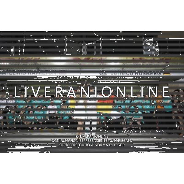 Nico Rosberg (GER) Mercedes AMG F1 celebrates his World Championship with his wife Vivian Rosberg (GER) and the team. 27.11.2016. Formula 1 World Championship, Rd 21, Abu Dhabi Grand Prix, Yas Marina Circuit, Abu Dhabi, Race Day. AG ALDO LIVERANI SAS ONLY ITALY