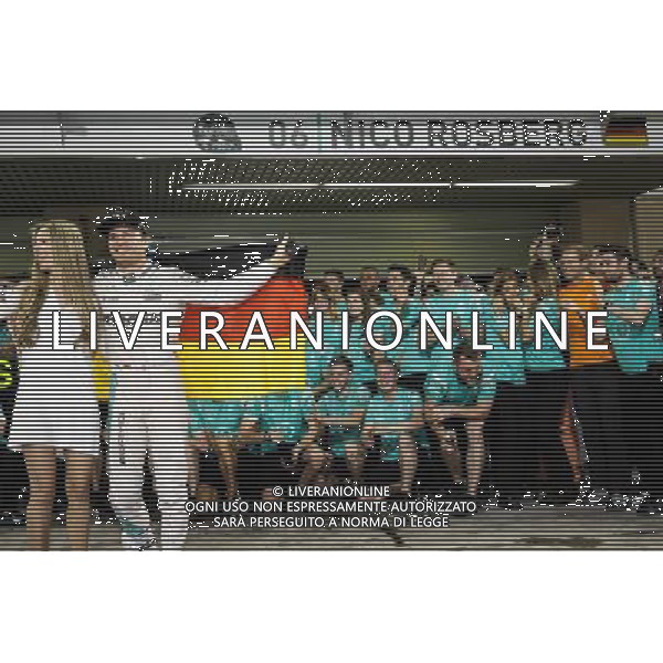 Nico Rosberg (GER) Mercedes AMG F1 celebrates his World Championship with his wife Vivian Rosberg (GER) and the team. 27.11.2016. Formula 1 World Championship, Rd 21, Abu Dhabi Grand Prix, Yas Marina Circuit, Abu Dhabi, Race Day. AG ALDO LIVERANI SAS ONLY ITALY