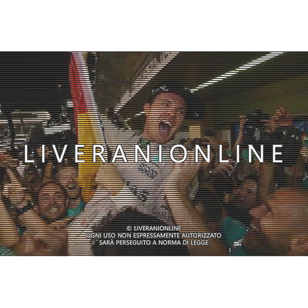 Nico Rosberg (GER) Mercedes AMG Petronas F1 W07 celebrates winning the world championship with his friends and team. 27.11.2016. Formula 1 World Championship, Rd 21, Abu Dhabi Grand Prix, Yas Marina Circuit, Abu Dhabi, Race Day. AG ALDO LIVERANI SAS ONLY ITALY