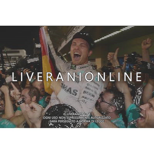 Nico Rosberg (GER) Mercedes AMG Petronas F1 W07 celebrates winning the world championship with his friends and team. 27.11.2016. Formula 1 World Championship, Rd 21, Abu Dhabi Grand Prix, Yas Marina Circuit, Abu Dhabi, Race Day. AG ALDO LIVERANI SAS ONLY ITALY