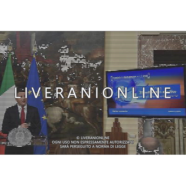 Conferenza stampa dopo il CDM - Roma - 28.11.2016 - Palazzo Chigi - nella foto: Matteo Renzi con la slide sulla Legge di Bilancio 2017 / Ph. Corradetti - Ag. Aldo Liverani sas