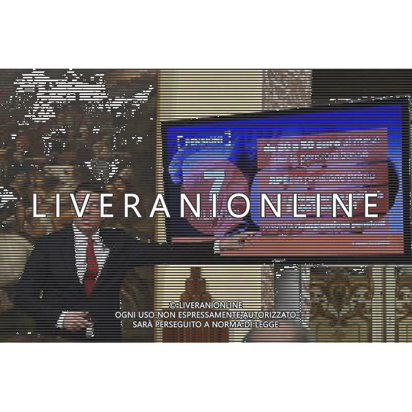 Conferenza stampa dopo il CDM - Roma - 28.11.2016 - Palazzo Chigi - nella foto: Matteo Renzi con la slide sulla Legge di Bilancio 2017 / Ph. Corradetti - Ag. Aldo Liverani sas