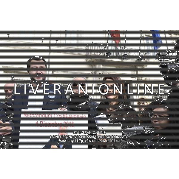 Matteo Salvini incontra la stampa a Piazza Colonna Ð Roma 02.12.2016 - nella foto: Matteo Salvini con un cartello Basta un No davanti Palazzo Chigi /Ph.Corradetti-Ag Aldo Liverani