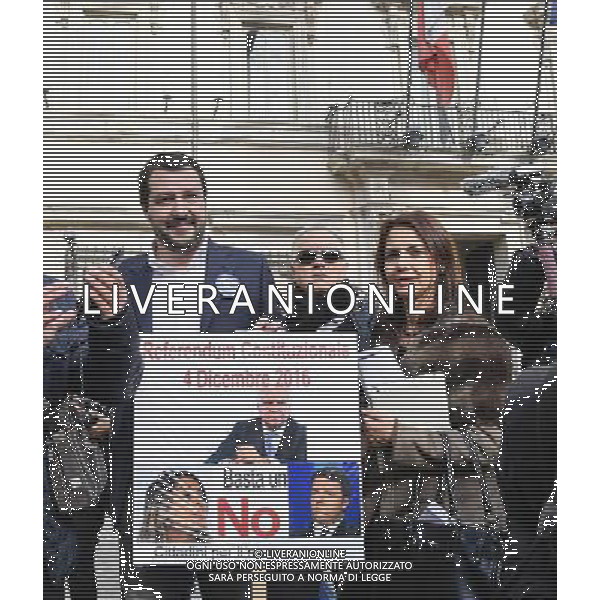 Matteo Salvini incontra la stampa a Piazza Colonna Ð Roma 02.12.2016 - nella foto: Matteo Salvini con un cartello Basta un No davanti Palazzo Chigi /Ph.Corradetti-Ag Aldo Liverani