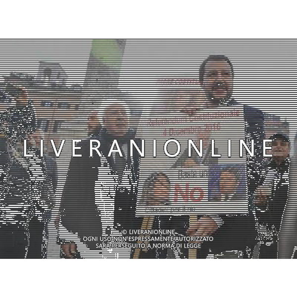 Matteo Salvini incontra la stampa a Piazza Colonna Ð Roma 02.12.2016 - nella foto: Matteo Salvini con un cartello Basta un No /Ph.Corradetti-Ag Aldo Liverani