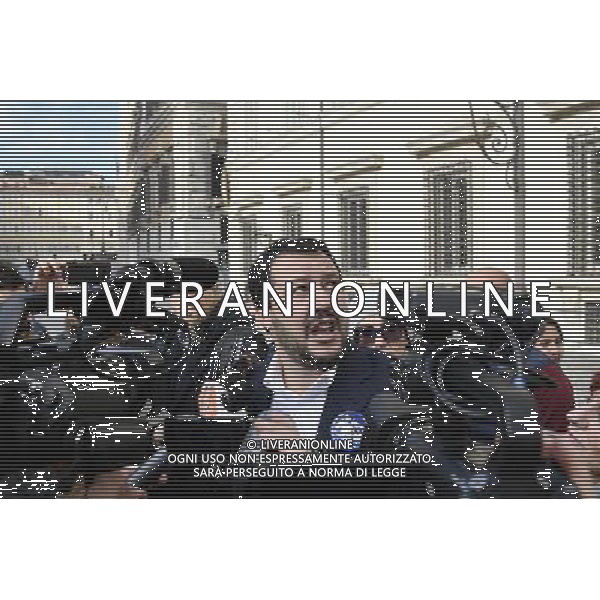 Matteo Salvini incontra la stampa a Piazza Colonna Ð Roma 02.12.2016 - nella foto: Matteo Salvini osserva alle sue spalle Palazzo Chigi /Ph.Corradetti-Ag Aldo Liverani