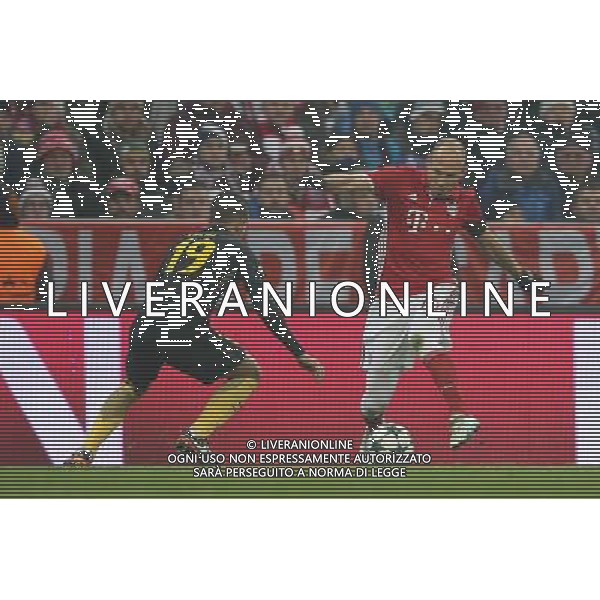 firo : Fußball,Fussball : 06.12.2016 Champions League, Saison 2016/2017: FC Bayern München - Atletico Madrid, FCB, Gruppenphase, Arjen Robben ( München ) im Zweikampf mit Lucas Hernandez ( Atletico Madrid ) $worldrightsEs gelten unsere AGB, einsehbar auf www.firosportphoto.de copyright by firo sportphoto: Coesfelder Str. 207 D- 48249 Dülmen www.firosportphoto.de mail@firosportphoto.de (V o l k s b a n k B o c h u m - W i t t e n ) IBAN DE68 4306 0129 0341 1171 00 Tel: +49-2594 - 9916004 Fax: +49-2594 - 9916005 AG ALDO LIVERANI SAS ONLY ITALY