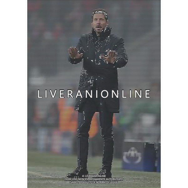 firo : Fußball,Fussball : 06.12.2016 Champions League, Saison 2016/2017: FC Bayern München - Atletico Madrid, FCB, Gruppenphase, Diego Simeone ( Atletico Madrid ), ganze Figur, Gestik, gibt Anweisungen $worldrightsEs gelten unsere AGB, einsehbar auf www.firosportphoto.de copyright by firo sportphoto: Coesfelder Str. 207 D- 48249 Dülmen www.firosportphoto.de mail@firosportphoto.de (V o l k s b a n k B o c h u m - W i t t e n ) IBAN DE68 4306 0129 0341 1171 00 Tel: +49-2594 - 9916004 Fax: +49-2594 - 9916005 AG ALDO LIVERANI SAS ONLY ITALY