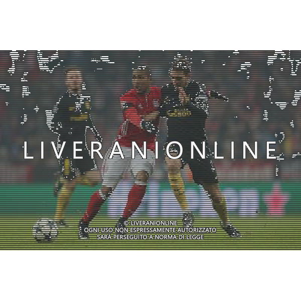 firo : Fu§ball,Fussball : 06.12.2016 Champions League, Saison 2016/2017: FC Bayern MŸnchen - Atletico Madrid, FCB, Gruppenphase, Douglas Costa ( MŸnchen ) im Zweikampf mit Sime Vrsaljko ( Atletico Madrid ) $worldrightsEs gelten unsere AGB, einsehbar auf www.firosportphoto.de copyright by firo sportphoto: Coesfelder Str. 207 D- 48249 DŸlmen www.firosportphoto.de mail@firosportphoto.de (V o l k s b a n k B o c h u m - W i t t e n ) IBAN DE68 4306 0129 0341 1171 00 Tel: +49-2594 - 9916004 Fax: +49-2594 - 9916005 AG ALDO LIVERANI SAS ONLY ITALY