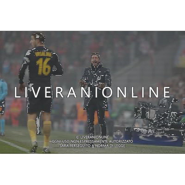 firo : Fu§ball,Fussball : 06.12.2016 Champions League, Saison 2016/2017: FC Bayern MŸnchen - Atletico Madrid, FCB, Gruppenphase, Diego Simeone ( Atletico Madrid ), ganze Figur, Gestik, gibt Anweisungen $worldrightsEs gelten unsere AGB, einsehbar auf www.firosportphoto.de copyright by firo sportphoto: Coesfelder Str. 207 D- 48249 DŸlmen www.firosportphoto.de mail@firosportphoto.de (V o l k s b a n k B o c h u m - W i t t e n ) IBAN DE68 4306 0129 0341 1171 00 Tel: +49-2594 - 9916004 Fax: +49-2594 - 9916005 AG ALDO LIVERANI SAS ONLY ITALY