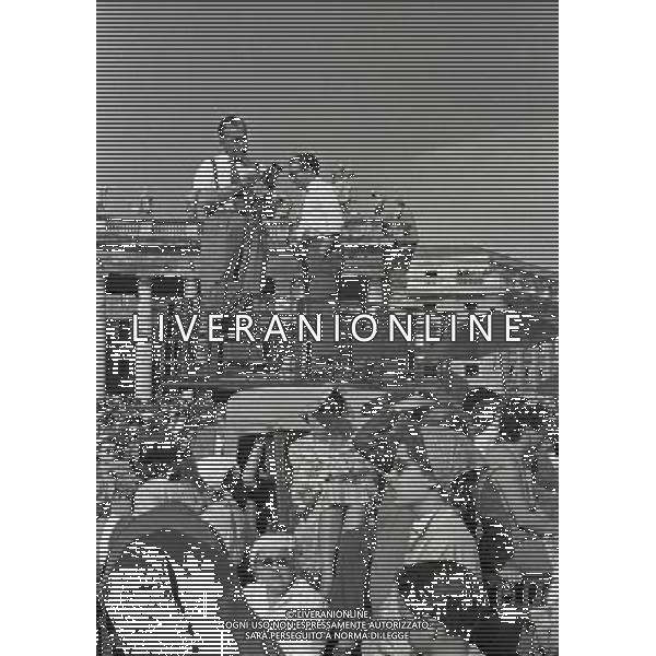 1950 ROMA PIAZZA SAN PIETRO L\'URNA DI PAPA X SFILA IN PIAZZA SAN PIETRO MENTRE PAPA PIO XII BENEDICE I FEDELI SULLA PIAZZA AG ALDO LIVERANI SAS