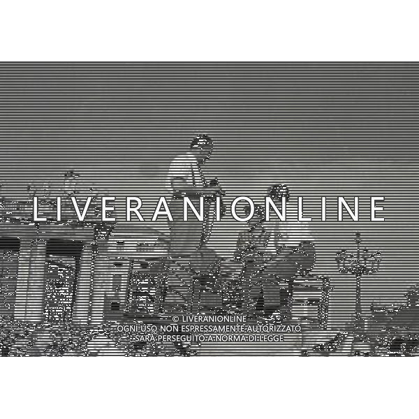 1950 ROMA PIAZZA SAN PIETRO L\'URNA DI PAPA X SFILA IN PIAZZA SAN PIETRO MENTRE PAPA PIO XII BENEDICE I FEDELI SULLA PIAZZA AG ALDO LIVERANI SAS